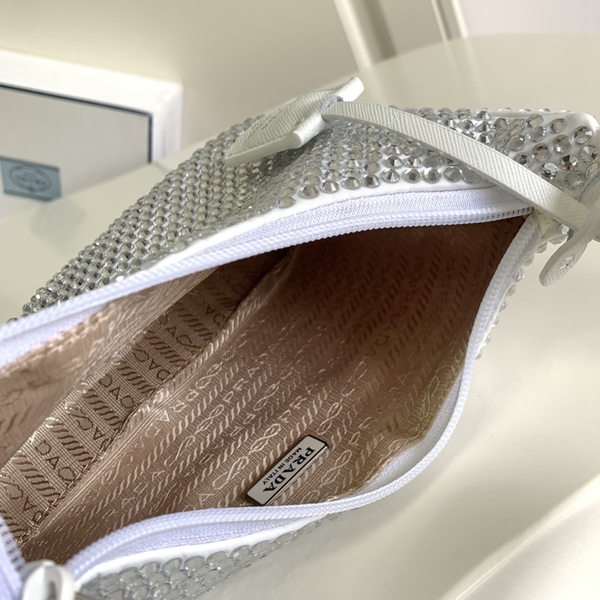 プラダバッグ着用イメージ